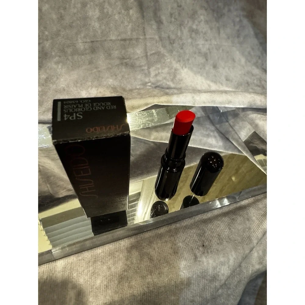 SHISEIDO The Makeup Staying Power Moisturizing Lipstick SP4 red,‎ and glorious